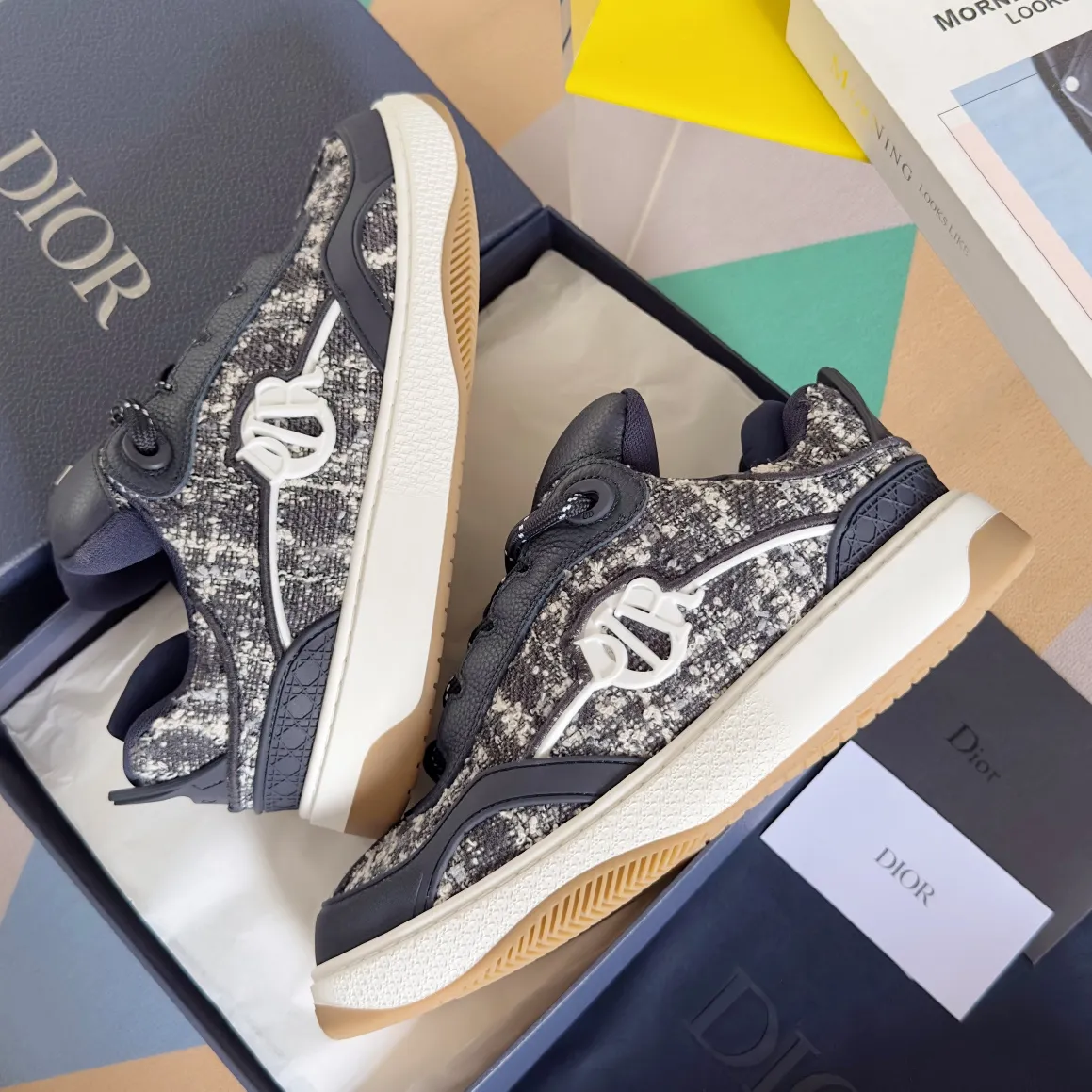 [DIOR] P: 820💰 Men's 39-44. (Male 38. 45. Customized) Dior Dior B9S series top version bread shoes casual sports shoes skate shoes original purchase development and production This new B9S skateboard sneakers are inspired by skateboarding and Dior's high-order spirit. Crafted from navy blue cotton tweed, the classic cannage pattern is reinterpreted with grained calfskin details in homage to Dior's savoir-faire. Padded tongue and technical fabric leg provide ideal comfort. Iconic details abound throughout the design, such as the Dior signature on the heel and tongue, cannage-patterned panels, and the rubber Dior Charm signature on the side inspired by the Dior logo. The rubber soles engraved with Oblique printing with a gradient effect are more refined and can add a high-end temperament to various looks. Exquisite packaging at the delivery counter🛍📦 ▪️Fabric: Original customized first-layer cowhide + tweed ▪️Inner lining: Customized breathable lining ▪️Outsole: Original open-molded anti-slip TPU material ▪️Sole thickness: 3.5CM.